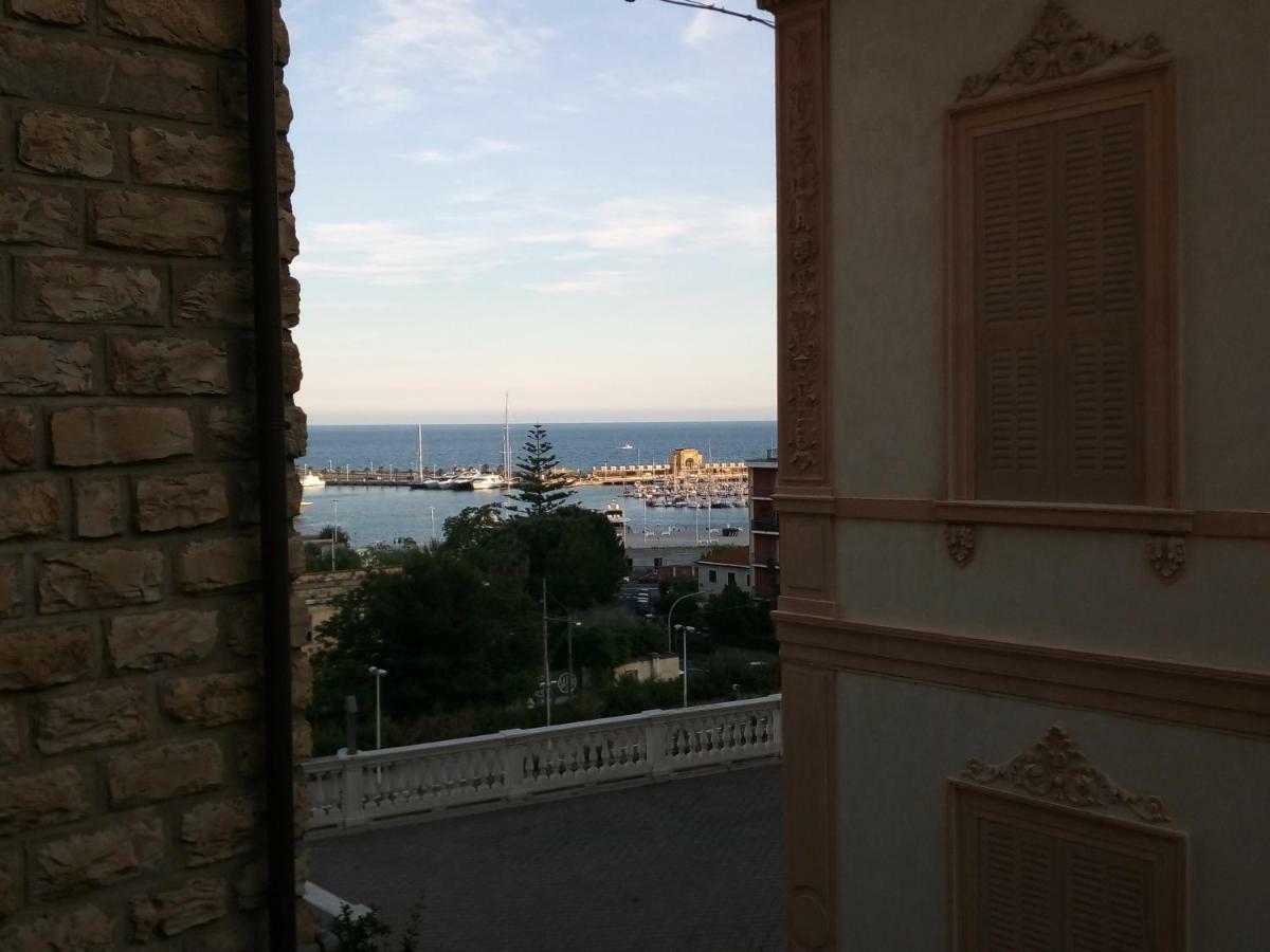 Isola Di Man Lägenhet Imperia Exteriör bild